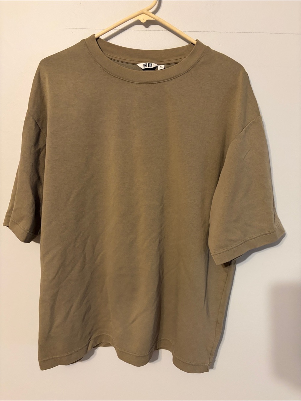 Uniqlo gender neutral Short Sleeve Tee in Olive. XL. EUC. Cotton/poly.